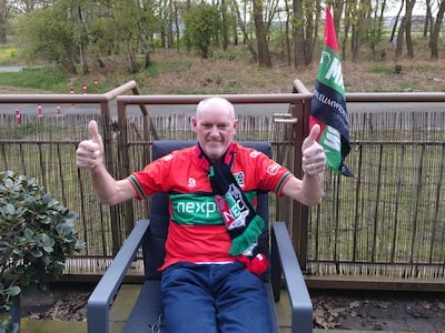 Dolblije Hans (62) wint tickets voor bekerfinale NEC: ‘In 1973 was ik er ook bij’