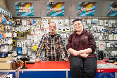 Nina (26) woont samen met haar opa Willem én ze werken in een winkel: ‘Onze band is niet te omschrijven’