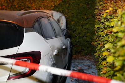 Auto vermoedelijk in brand gestoken in Kerkdriel, bewoners schieten te hulp