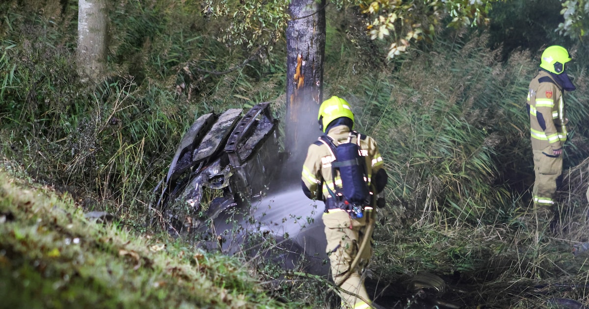 Auto breekt in tweeën en vliegt in brand na ernstig ongeval, bestuurder zwaargewond.