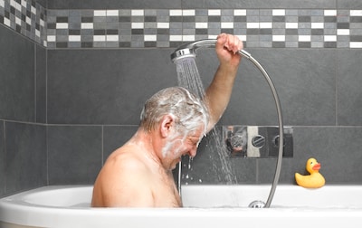 Dringend advies: nog maar 5 minuten douchen in Nederland en Frankrijk om watertekort te voorkomen