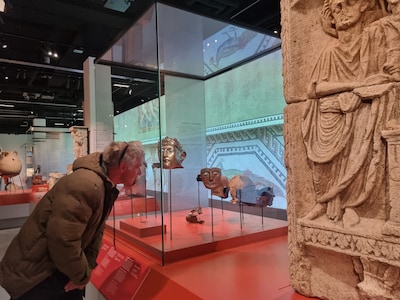 Vinder van Romeins masker is eerste bezoeker van vernieuwd Valkhof Museum: ‘Het staat er prachtig, i