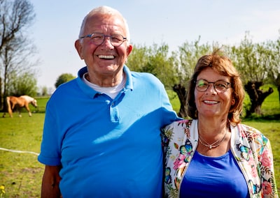 Boer Geert raakt volledig verlamd na fietsongeval in Portugal, vriendin Lenie waakt bij zijn bed