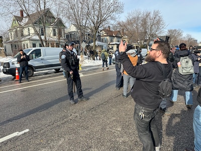 Roman zag ICE-agenten lachen na dood van Renee Good: ‘Alsof ze een zak aardappelen was’