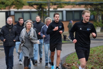 Kou, kokhalzen en veel gejuich: Joachim en Justin rennen 430 rondjes om ‘oersaaie’ rotonde