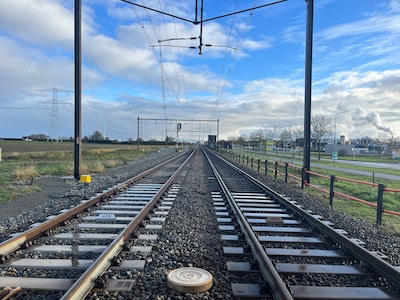 Trein geschaard op spoor tussen Geldermalsen en Den Bosch door aanrijding met vrachtwagen