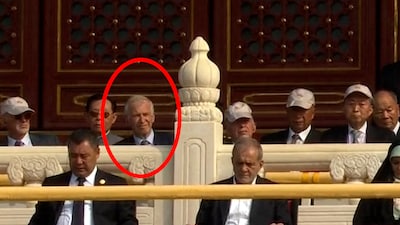 Vlakbij Xi, Poetin en Kim Jong-un zit een opvallende man: de oud-premier van België bij parade in Peking