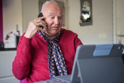 Jo (73) krijgt ‘politie’ aan de lijn, maar ruikt direct onraad: ‘Het moet afgelopen zijn met dit soort ratten’