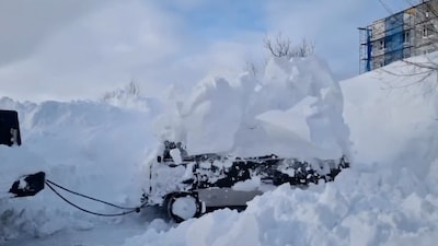 Springen uit je flat of tunnels graven om je huis te verlaten: enorme hoeveelheid sneeuw in Rusland