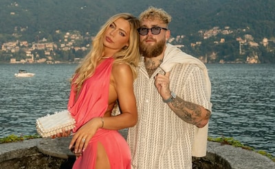Jutta en Jake vermaken zich op boot in Comomeer, Loiza geniet van uitzicht vanuit bad
