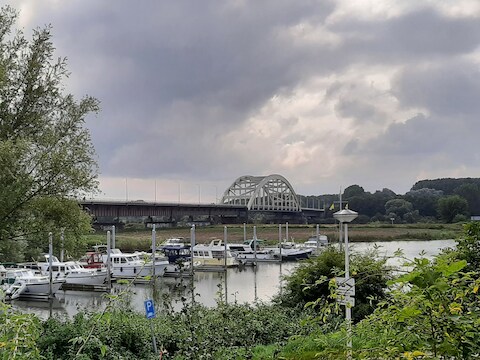 De brug over de Maas bij Hedel. Daar had de verdachte met het slachtoffer afgesproken.