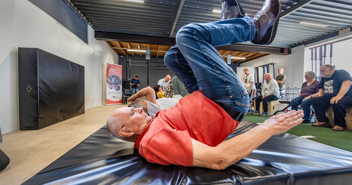Met deze valtraining leren ouderen in Apeldoorn hoe ze een breuk of erger kunnen voorkomen