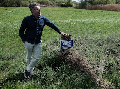 Borden ‘verboden toegang’ om stroomkabel van Liander te weren uit wei: ‘Het moet niet gekker worden’