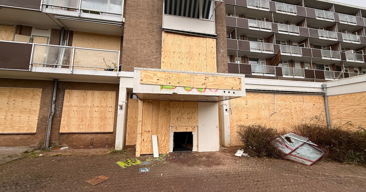 Gat gezaagd in voordeur van Paasbergflat, die juist werd dichtgetimmerd ...