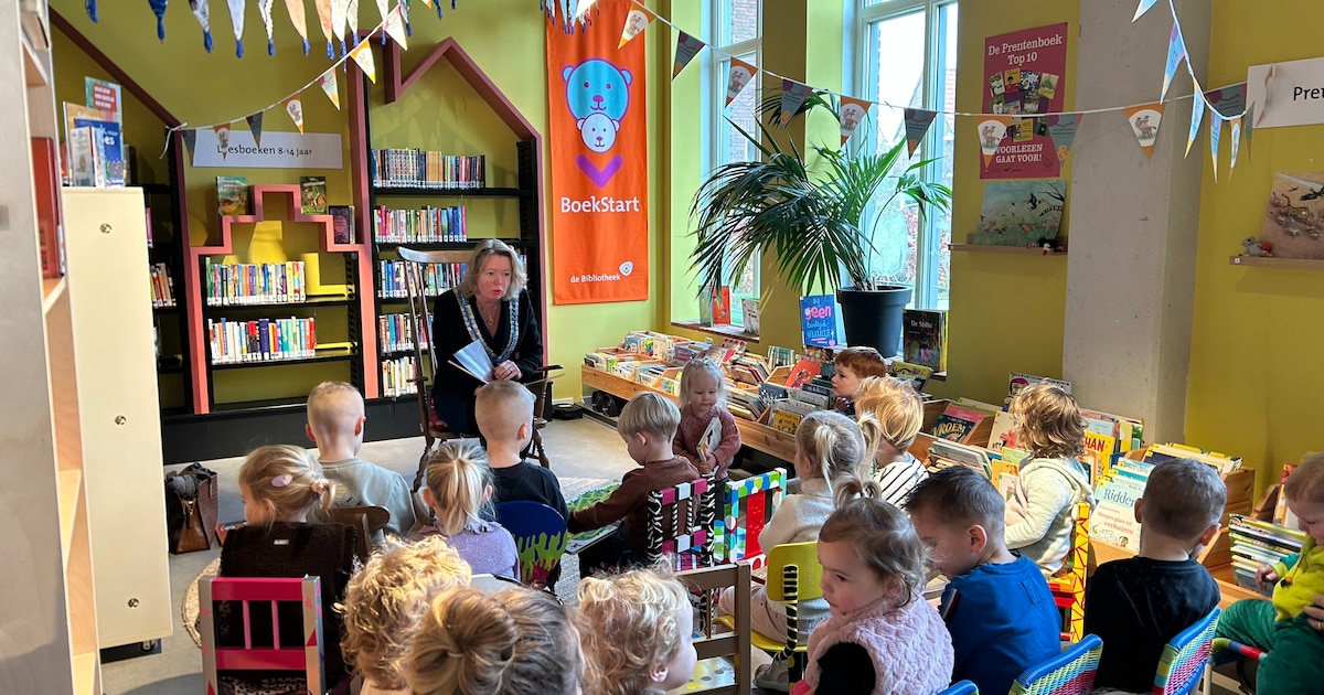 Burgemeester leest voor in Elst tijdens Nationale Voorleesdagen