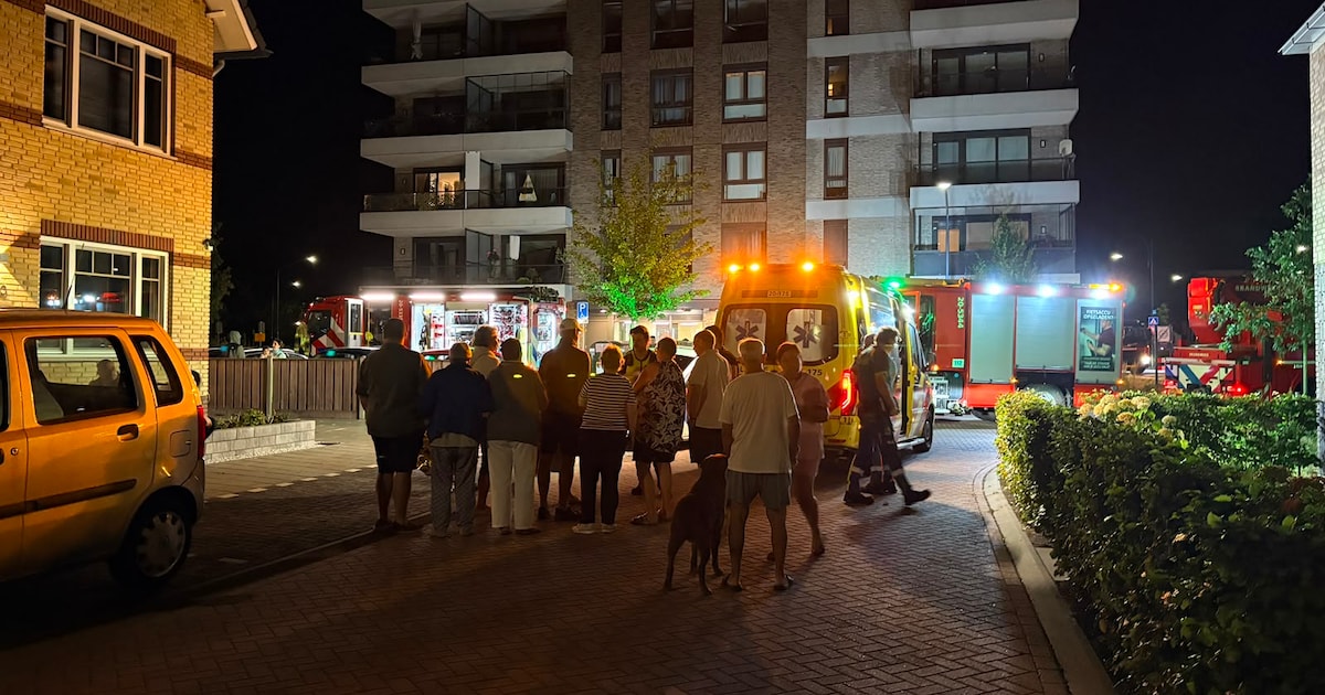 Flat van zes hoog in Oosterhout in brand, brandweer haalt mensen ’s nachts met hoogwerker van balkon