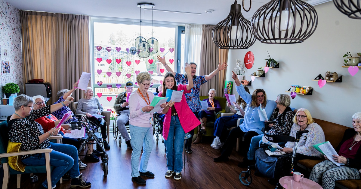 Muziek als medicijn in verzorgingshuis in Enschede: ‘Die lach en traan zijn onbetaalbaar’