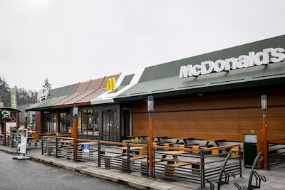 Medewerker McDonald’s neergestoken: verdachte vlucht te voet over snelweg