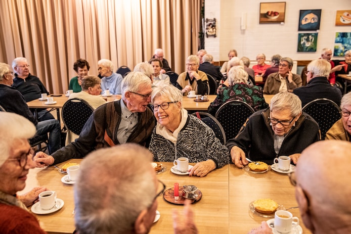 is-het-fenomeen-theekransje-vandaag-de-dag-uit-het-sociale-leven-verdwenen-tilburg-hans-van-brakel-denkt-van-niet-foto-ter-illustratie