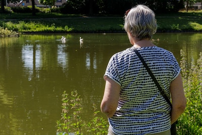 Anne‑Marie zag haar vriend Henk voor haar ogen verdrinken in zwemplas: ‘Ik dacht dat hij een grap maakte’