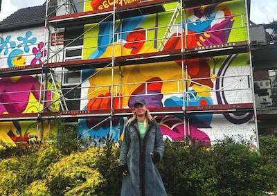 Kleurrijke muur in de maak: Nanna werkt aan nieuwe muurschildering