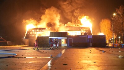 ‘Dit is mooi man’, klonk het na vuurwerkknallen bij sporthal, politie pakt tieners op na verwoestende brand