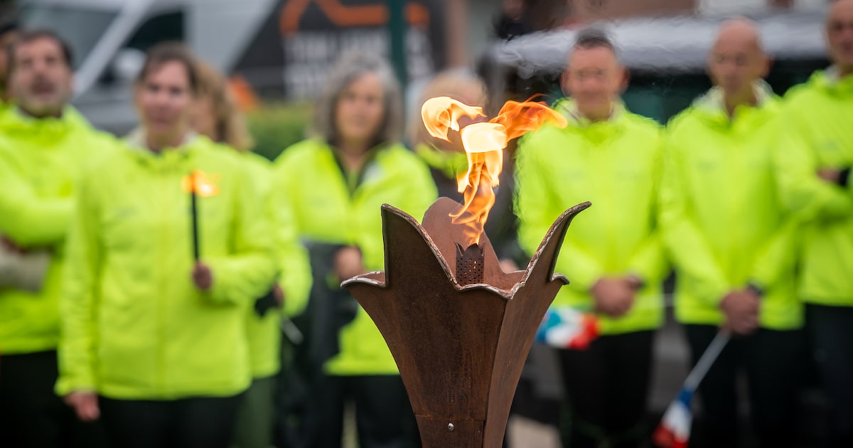 Hardlopers nemen het Bevrijdingsvuur én de pastoor mee naar Oeffelt