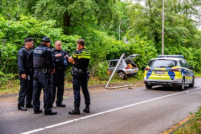 Auto crasht ‘na politieachtervolging’ en laat ravage achter