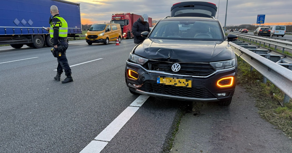 Twee rijstroken dicht door ongeluk op A1 van Apeldoorn naar Deventer