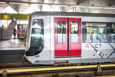 Marius (66) lokt 17-jarige jongen uit metro met smoes dat hij undercoveragent is, en betast hem dan