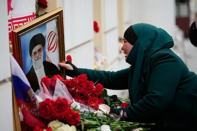 Vrouw van gedode Iraanse ayatollah Khamenei bezwijkt aan verwondingen