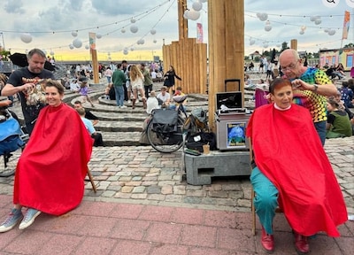 Na 40 jaar knippen voor het goede doel is kapper Theo diep teleurgesteld: geen plek meer op de Waalk