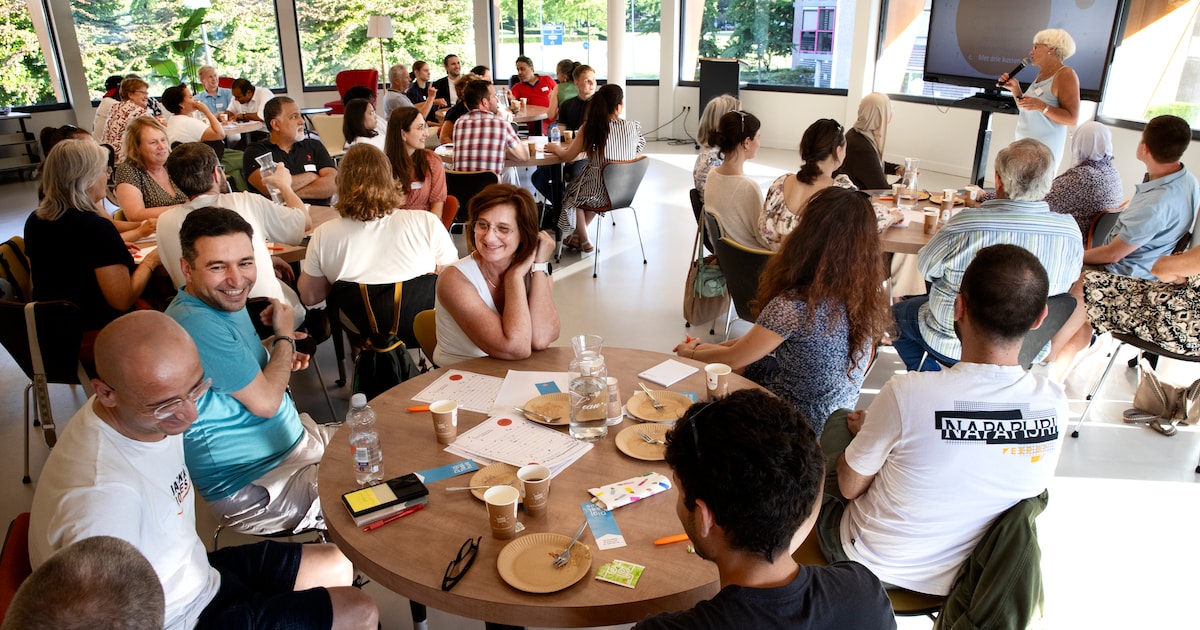 ‘Praat Nederlands met mij’: deelnemers Taalcafé willen dat Nederlanders niet meteen naar het Engels 