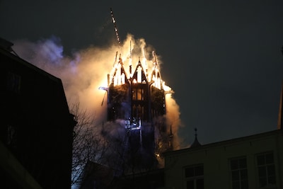 Toren van Vondelkerk in Amsterdam staat volledig in lichterlaaie