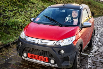 Mikey rijdt met zijn rode kar vol presentjes door de stad, op zoek naar mensen zonder onderdak