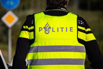 Als automobilist wegrijdt bij staandehouding, besluit politie te schieten: agent wordt nu vervolgd