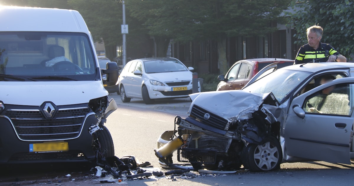 Automobilist rijdt met zijn auto tegen een geparkeerde bus in Ottersum