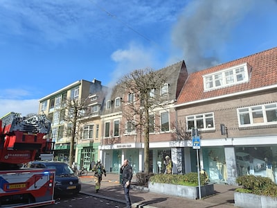 Grote brand in woning aan de Slotlaan in Zeist: winkels en woningen ontruimd
