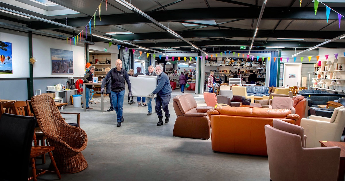 De caravan van Theo past niet meer, maar hij weet niet hoe hij er vanaf ...