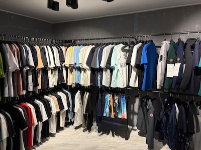 Showroom vol nepmerkkleding ontdekt bij controle in Nijmegen: bijna 11.000 spullen in beslag genomen