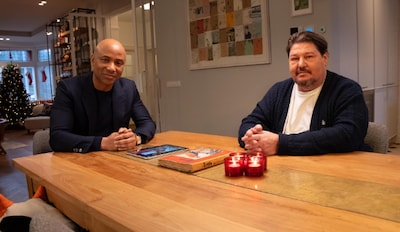 Martijn Krabbé en vader Jeroen dollen bij uitzoeken graf: ‘Kan ik nog een annule­rings­ver­ze­ke­ring afsluiten?’