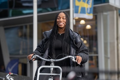Amerikaanse basketbalster huilt na winkelbezoek: ‘Wist ik veel dat je hem op slot moet zetten’