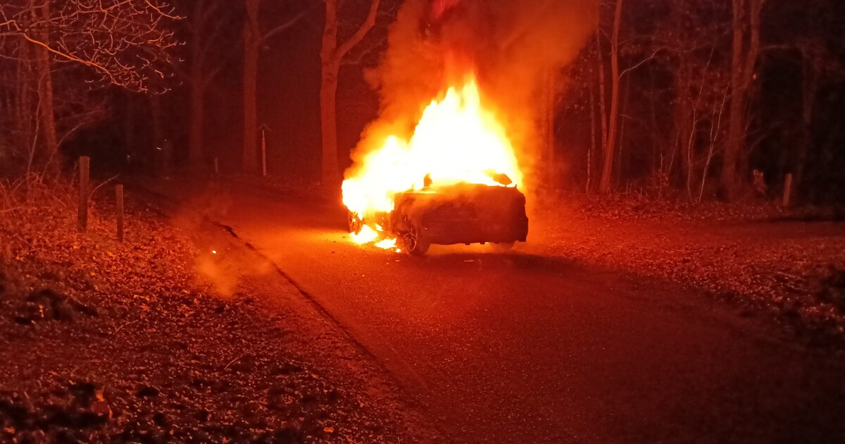 Vlammen slaan uit auto op Kroppestraat in Swalmen