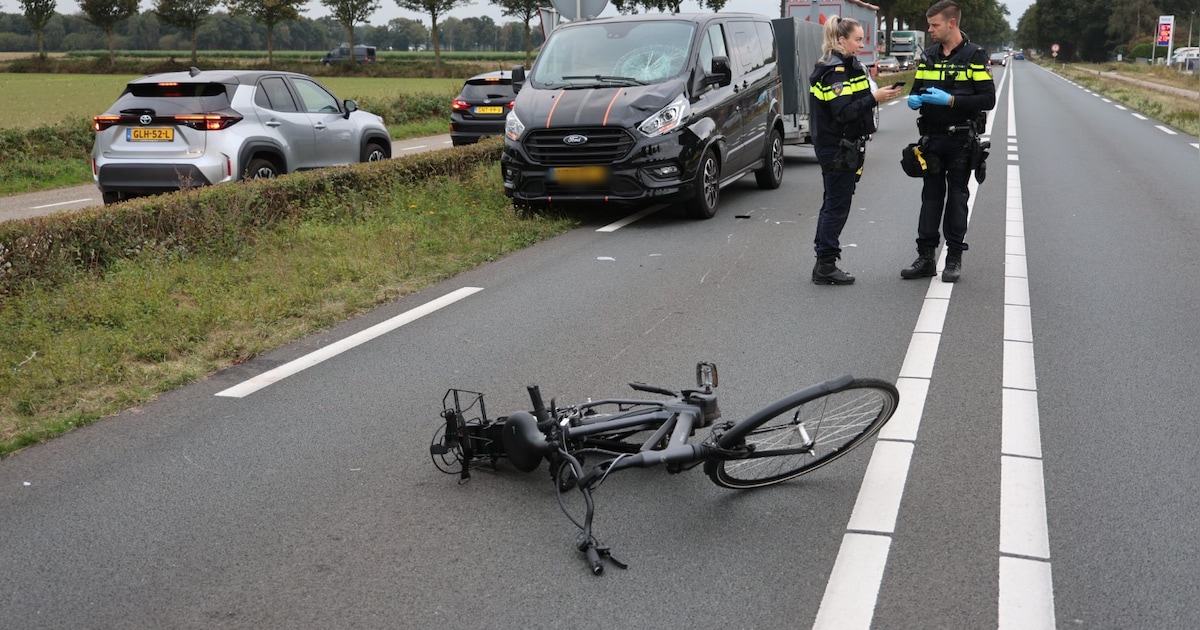 Fietser gewond bij aanrijding door bestelbus op N272, weg afgesloten.