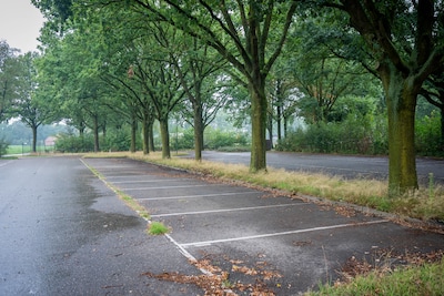 Amateurclub klaar met parkeerterrein waar auto’s in het donker af en aan rijden: ‘Automobilisten kom