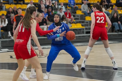 Met hoofddoek op het basketbalveld, maar onverstoorbaar onder negatieve reacties: ‘Ik richt me veel 