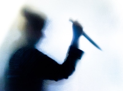 Vrouw met niveau van klein kind steekt begeleider neer, lange wachtrij in kliniek houdt haar in geva