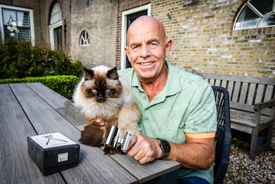 Chippionier Henk vocht tegen de pijnlijke oortatoeage bij honden en katten: ‘Een absoluut martelwerktuig’