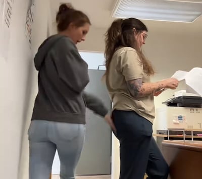 Kijkers gieren om sketch over 'regels op werkvloer': vrouw krijgt tik op billen, dan neemt video hilarische wending
