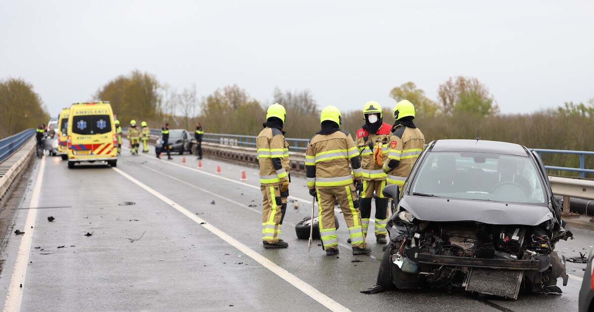 Twee gewonden bij ernstig ongeluk op N835 bij Zoelen, brug afgesloten